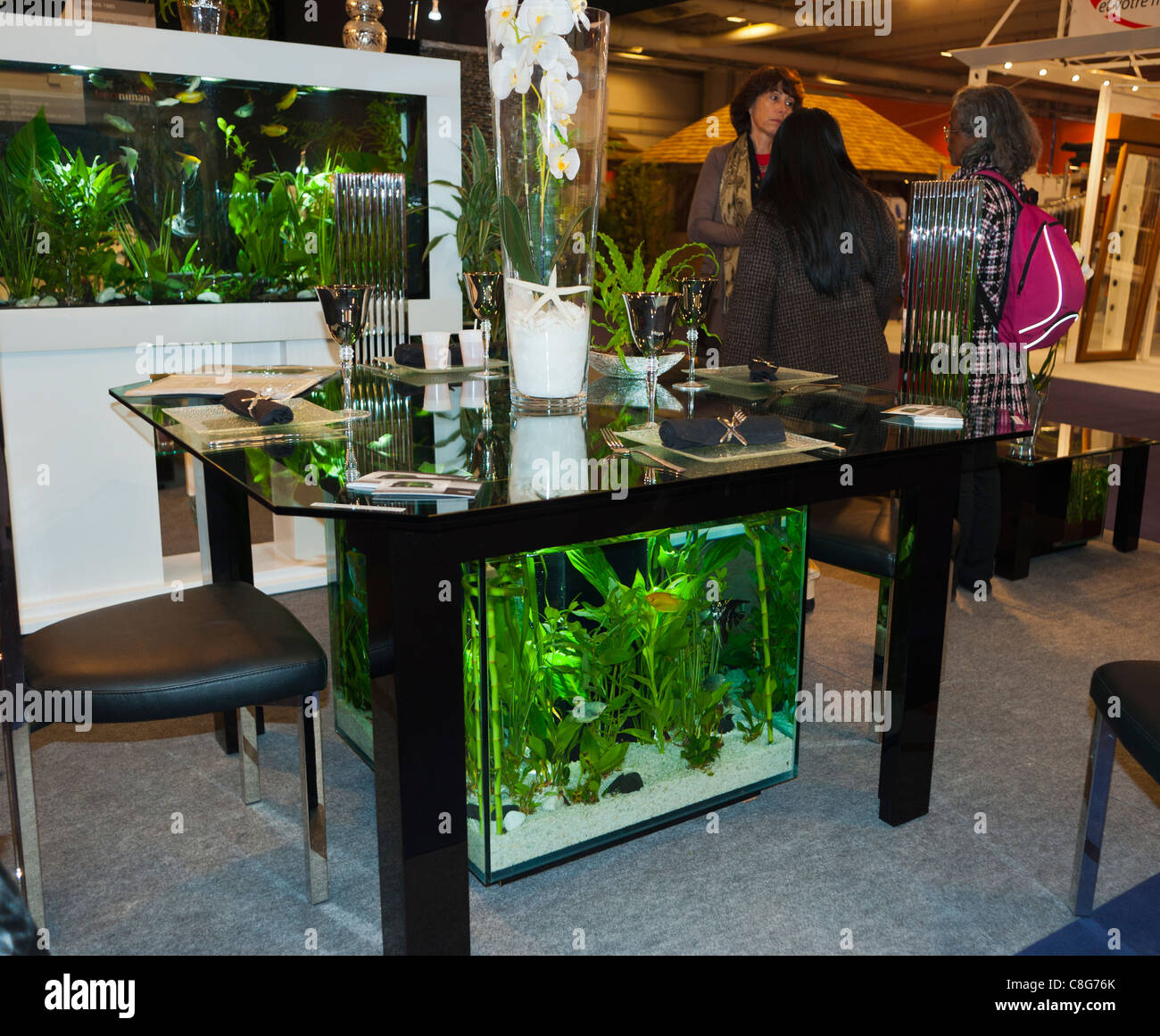 Parigi, Francia, acquario di vetro Tavolo da pranzo sul display in  consumatori Trade Show, 'Aquaniman Company' arredamento contemporaneo Foto  stock - Alamy