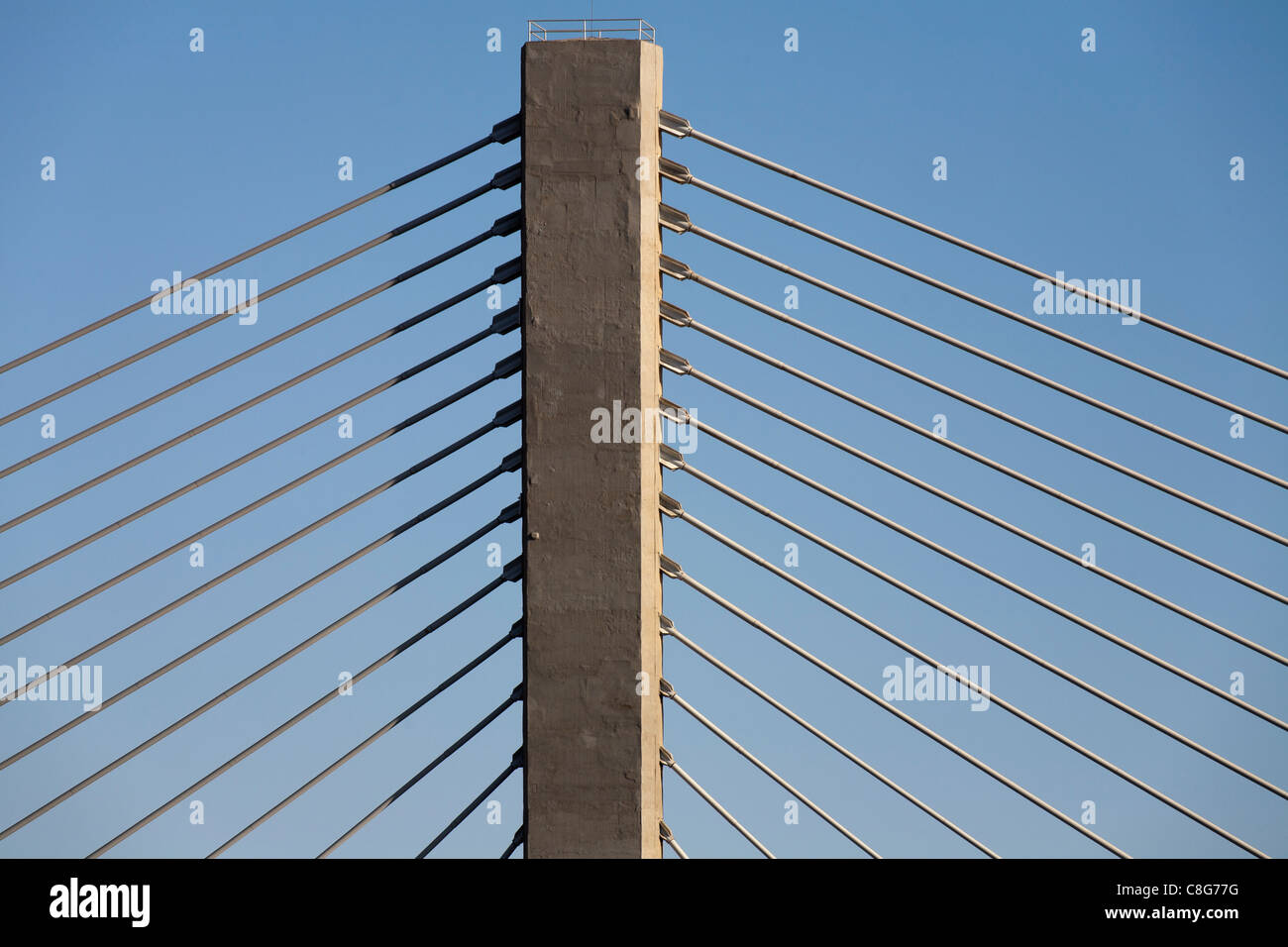 Chiudere i dettagli di cavi fanning da una torre di cemento di Aswan sospensione ponte che attraversa il fiume Nilo in Egitto Foto Stock