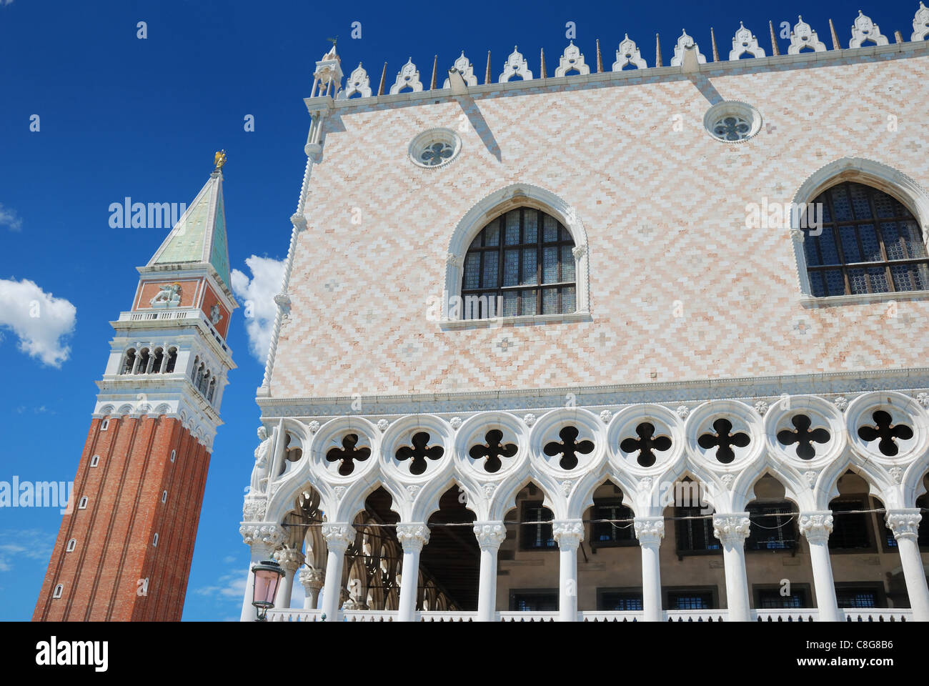 Il Campanile di San Marco e il Palazzo Ducale a Venezia, Italia. Foto Stock