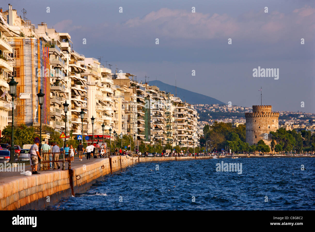 Il vecchio Promenade" (Nikis Avenue) il lungomare di Salonicco, Macedonia, Grecia. Sullo sfondo la torre Bianca. Foto Stock