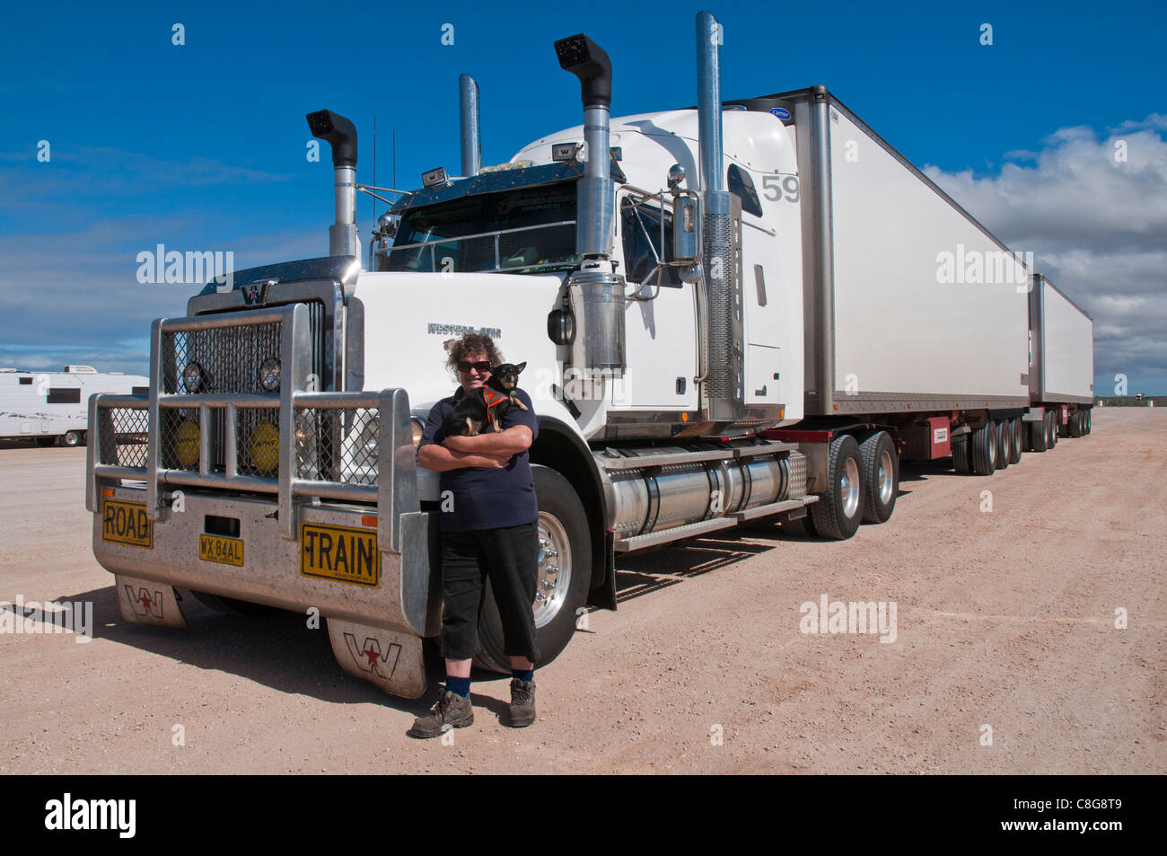 Donna Road train driver con camion che trasportano 75 tonnellate di pomodori presso il Nullarbor Roadhouse, Sud Australia Foto Stock