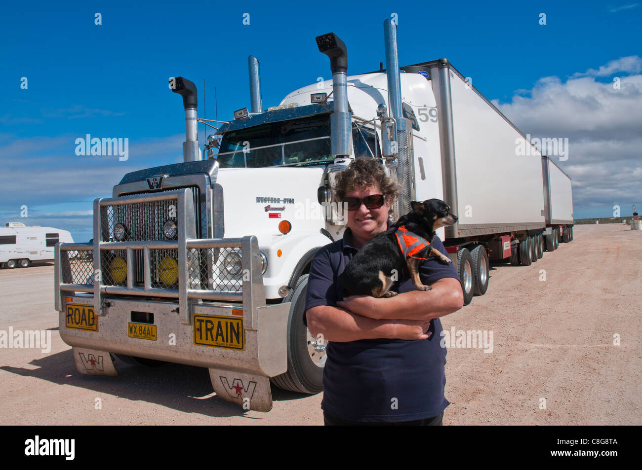 Donna Road train driver con camion che trasportano 75 tonnellate di pomodori presso il Nullarbor Roadhouse, Sud Australia Foto Stock