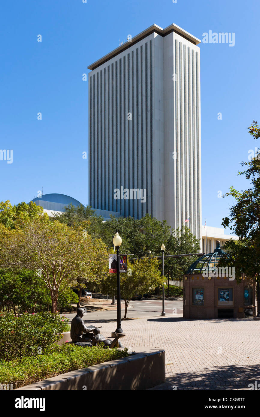 Il moderno Stato Capitol Building con la scultura in primo piano, Tallahassee, Florida, Stati Uniti d'America Foto Stock