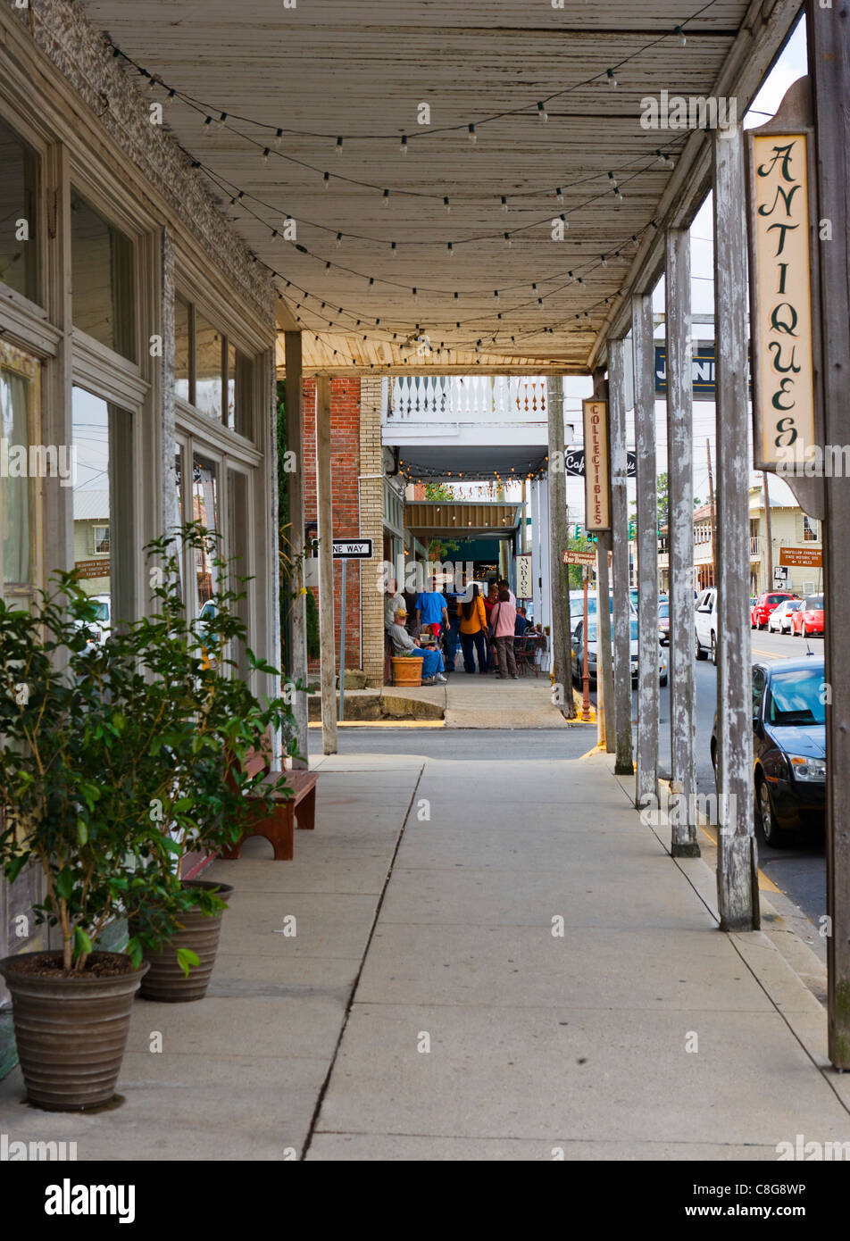 I bar e i negozi di antiquariato sul marciapiede sul ponte East Street , Breaux Bridge, paese Cajun, Lousiana, STATI UNITI D'AMERICA Foto Stock
