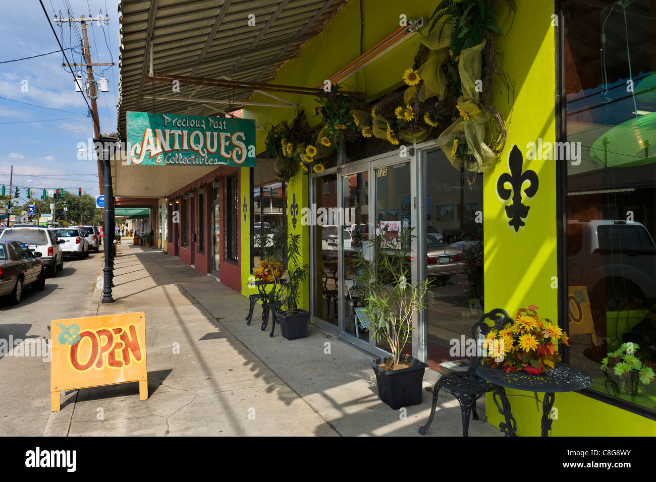 Negozi di antiquariato sul marciapiede sulla strada principale (l'Autostrada 31), Breaux Bridge, paese Cajun, Lousiana, STATI UNITI D'AMERICA Foto Stock