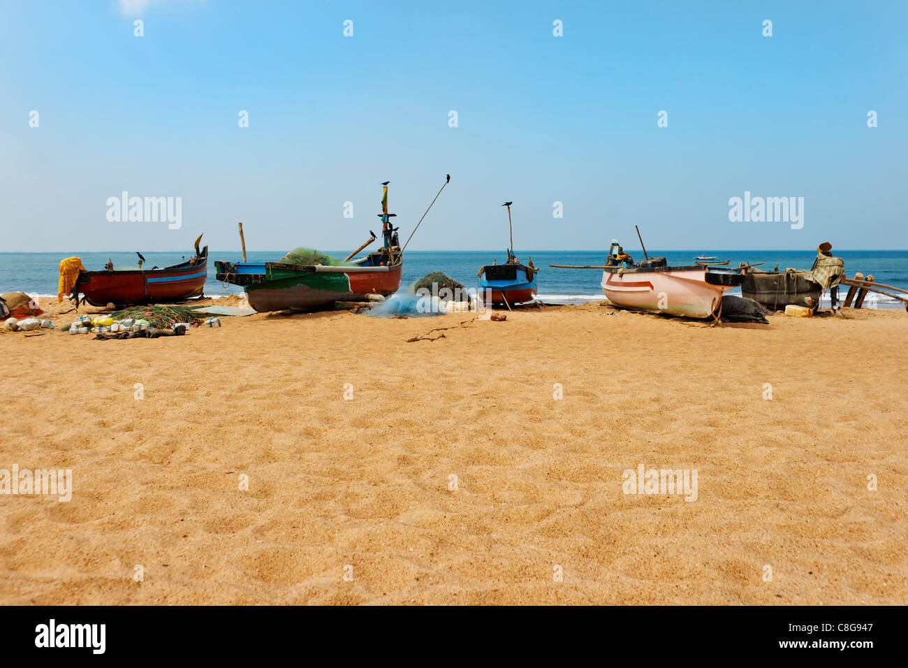 Spiaggia di Calangute di scena a metà giornata di pesca ormeggiate barche, paesaggio orizzontale con vuoti spazi copia margini di ritaglio Foto Stock