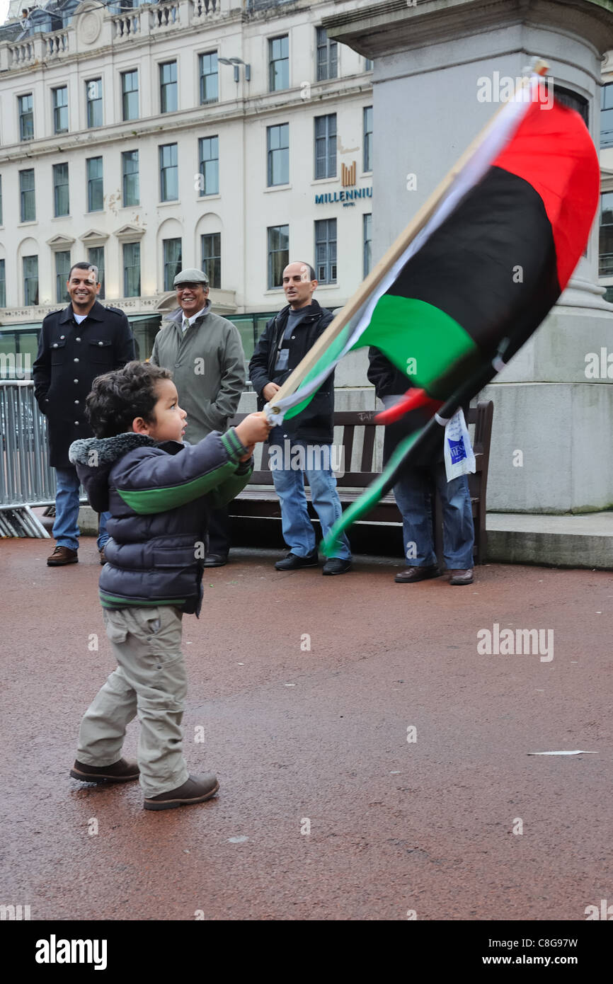 Piccolo Ragazzo sventola la bandiera libica nella celebrazione in George Square, Glasgow dopo il dittatore Gheddafi è sconfitto. Foto Stock