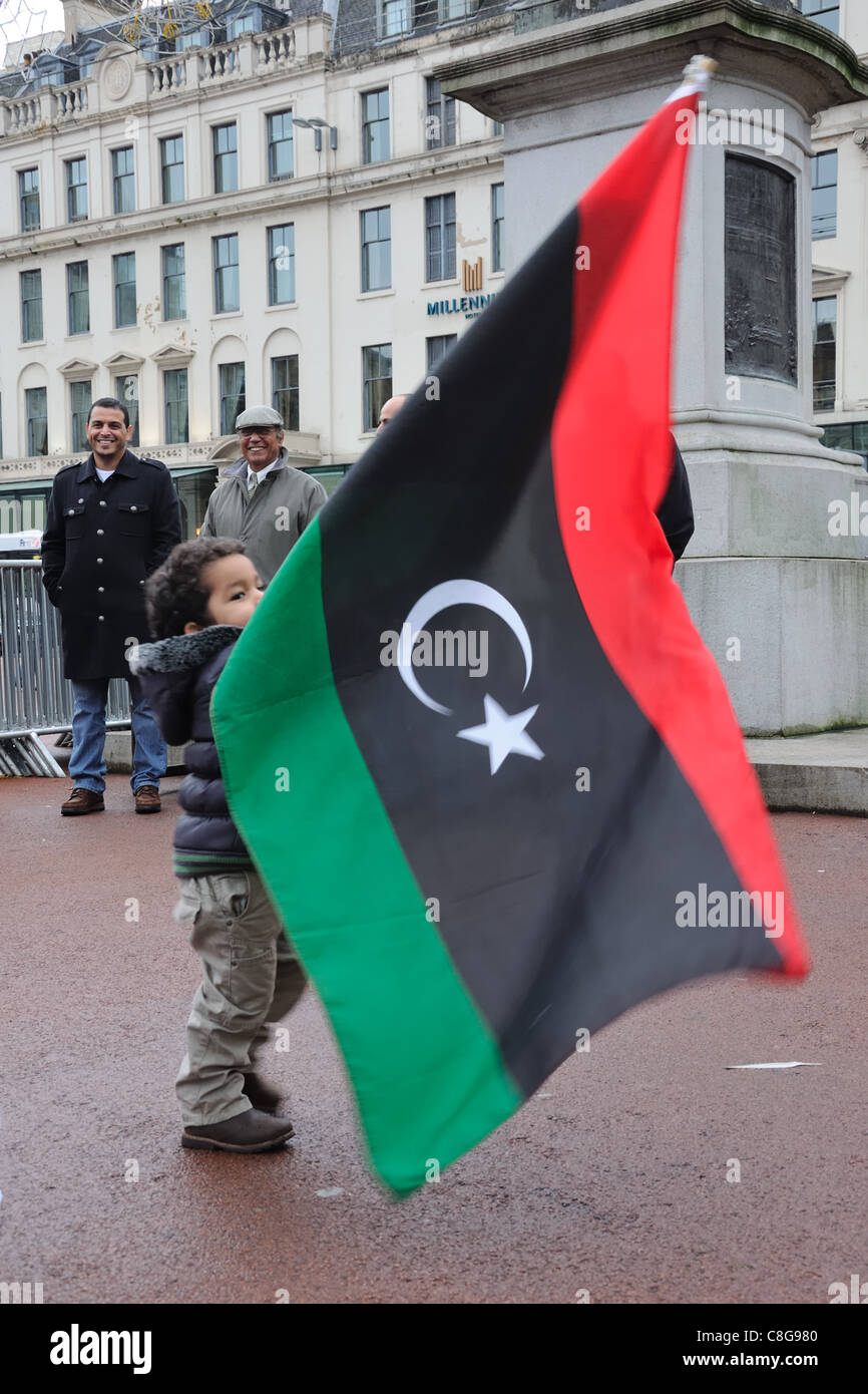 Piccolo Ragazzo sventola la bandiera libica nella celebrazione in George Square, Glasgow dopo il dittatore Gheddafi è sconfitto. Foto Stock
