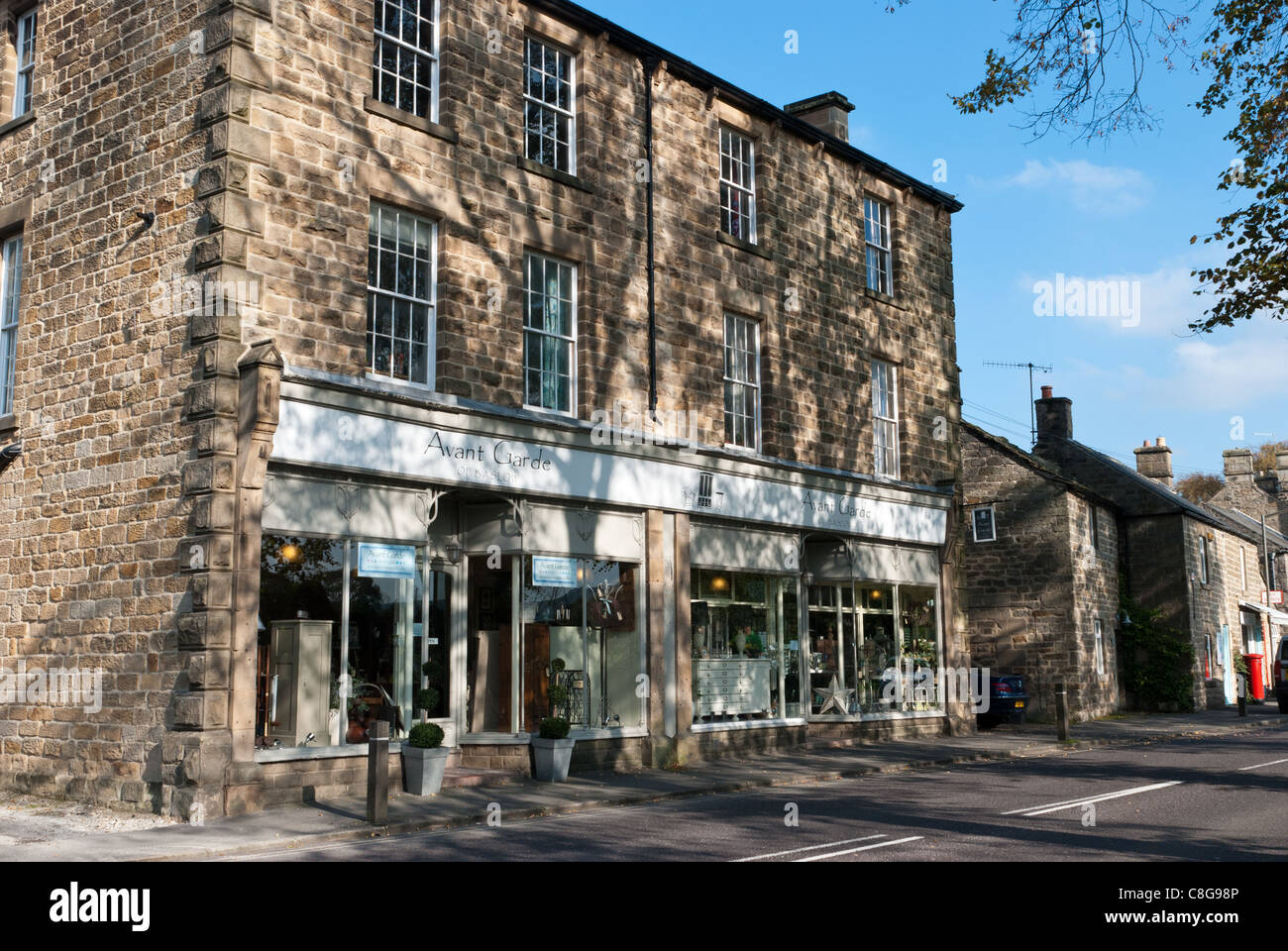 Avant Garde mobili tradizionali e homewares shop nel Derbyshire village di Baslow Foto Stock