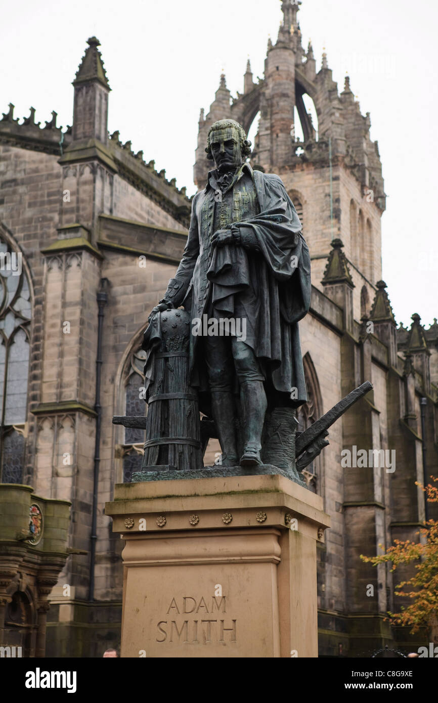 Adam Smith statua, la cattedrale di St. Giles, Edimburgo, Lothian, Scozia, Regno Unito Foto Stock