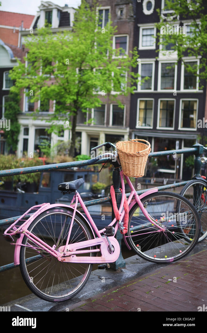 Bicicletta rosa, Brouwersgracht, Amsterdam, Paesi Bassi Foto Stock