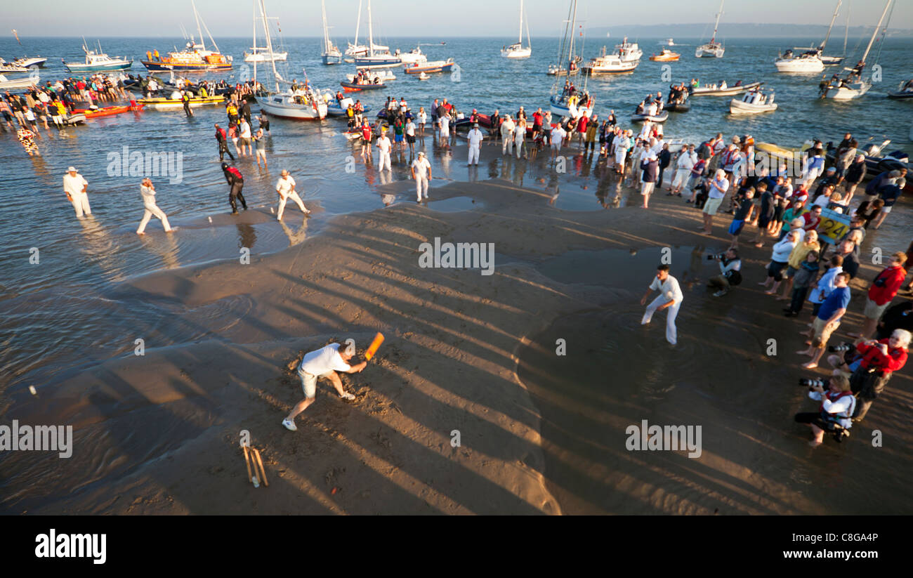 Brambles Cricket eccentrico inglese match giocato nel mezzo di un sandbank nel Solent a primavera la bassa marea per divertimento Foto Stock