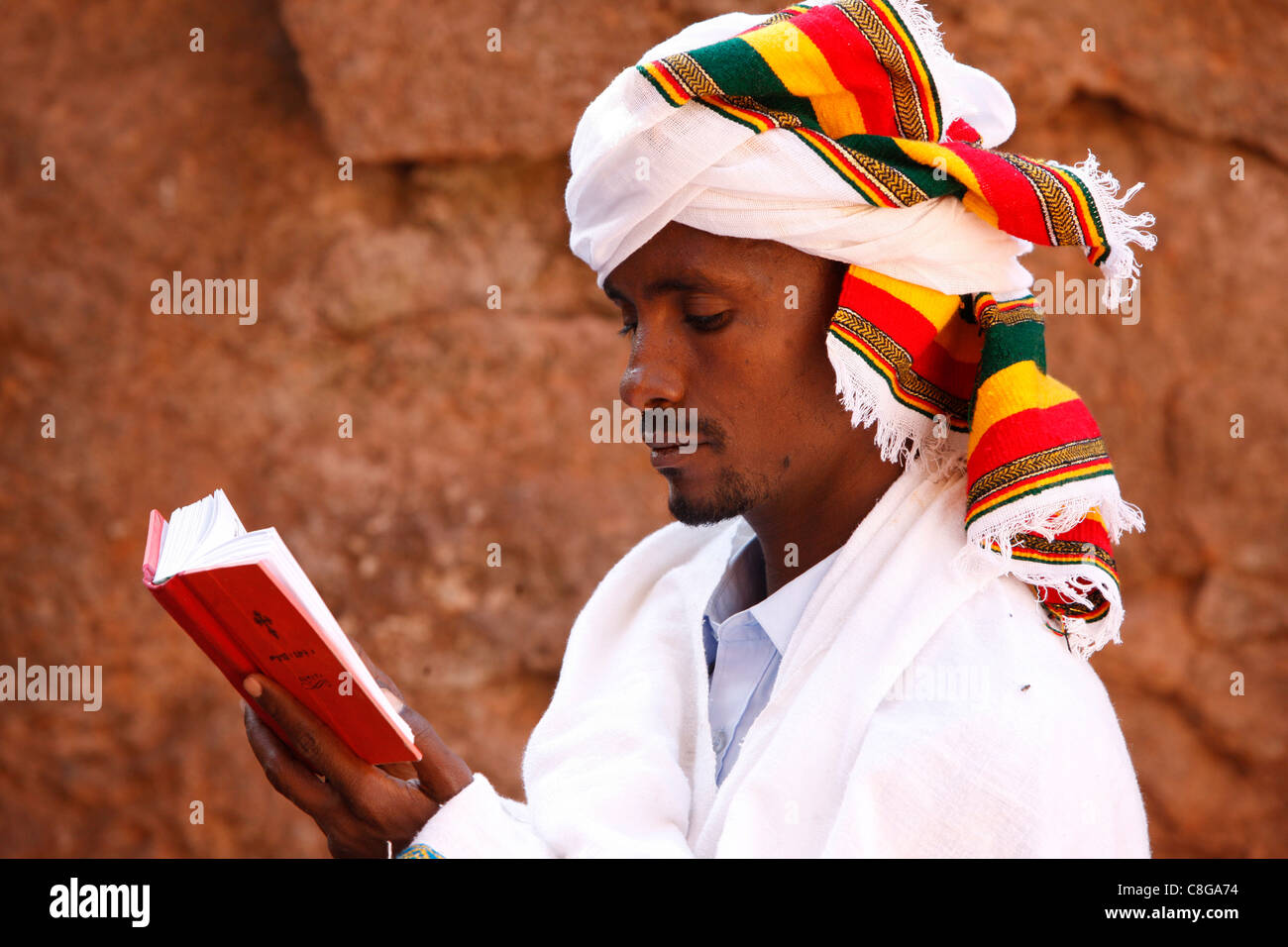 Lettura fedele al di fuori di una chiesa a Lalibela, Etiopia Foto Stock