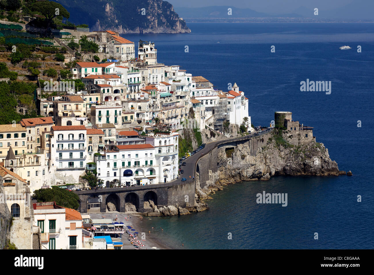 Vista di Amalfi dalla costa, Costiera Amalfitana, Sito Patrimonio Mondiale dell'UNESCO, Campania, Italia Foto Stock