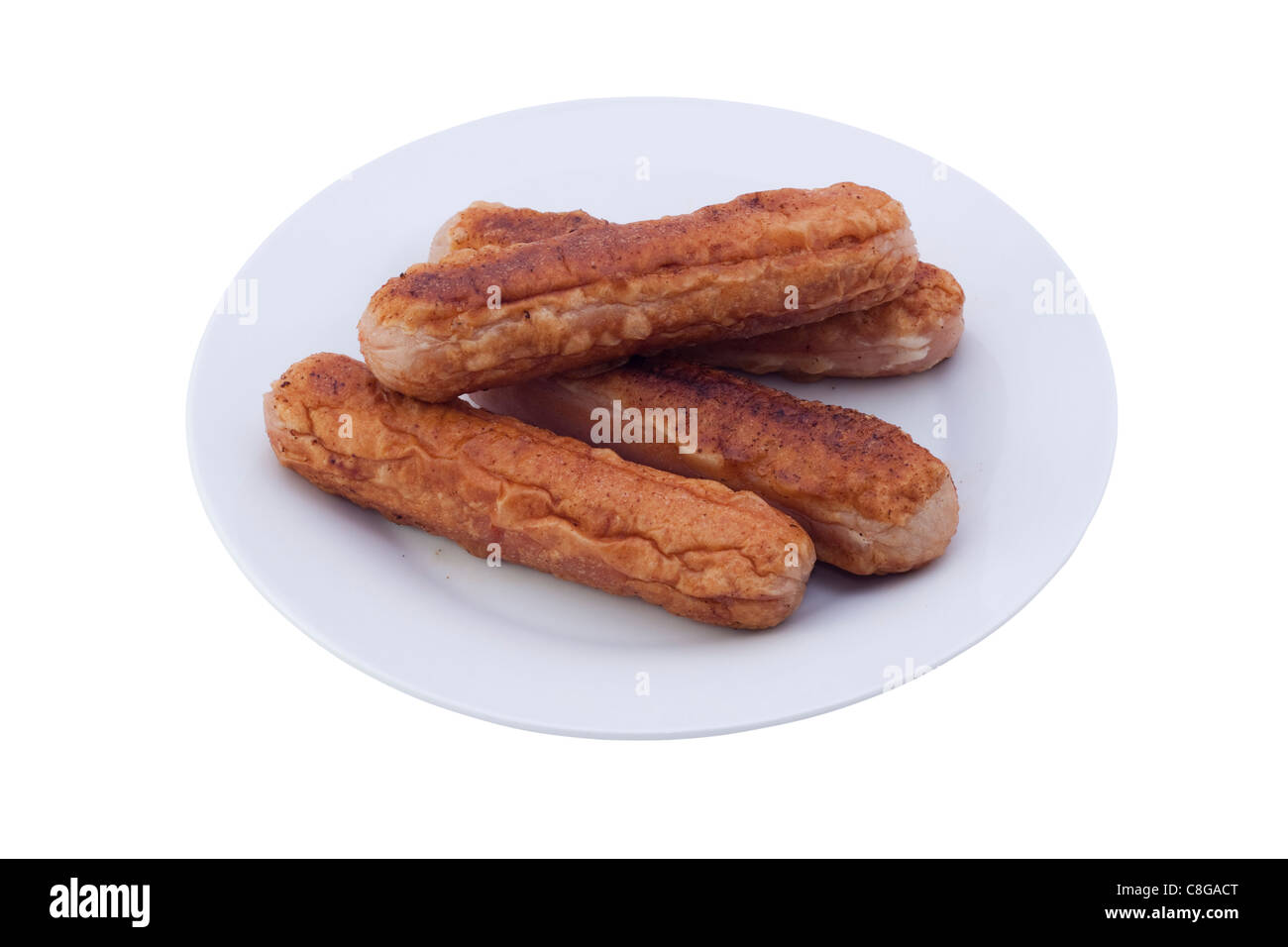 Salsicce fritte su piastra bianca. Immagine è isolato su sfondo bianco. Foto Stock