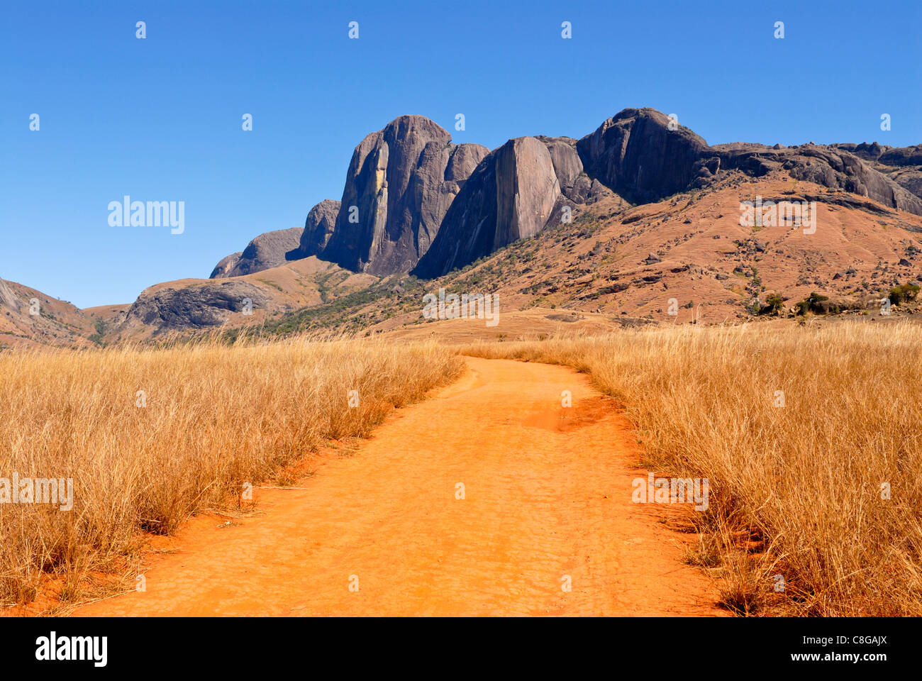 Strada che conduce alle rocce di granito in Andringitra Parco nazionale del Madagascar Foto Stock