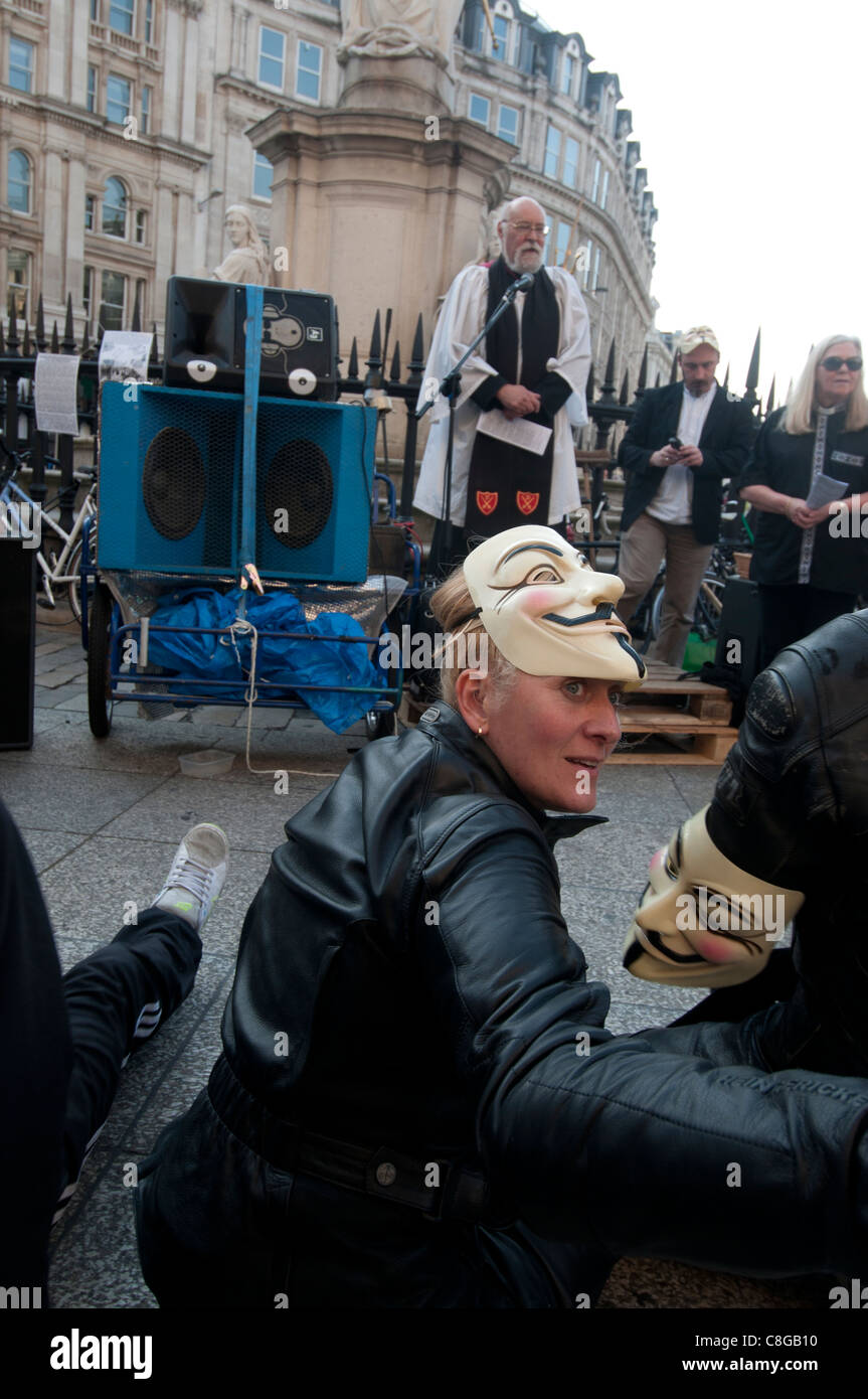 Occupare Londra.la Cattedrale di St Paul. Il Reverendo Adrian Benjamin, prebendary di San Paolo, detiene un servizio esterno Foto Stock