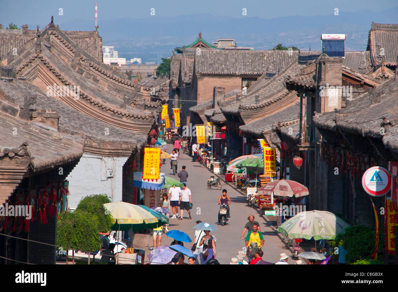 Vista su case in pietra di Pingyao, rinomato per il suo ben conservato antiche mura della città, sito Patrimonio Mondiale dell'UNESCO, Shanxi, Cina Foto Stock