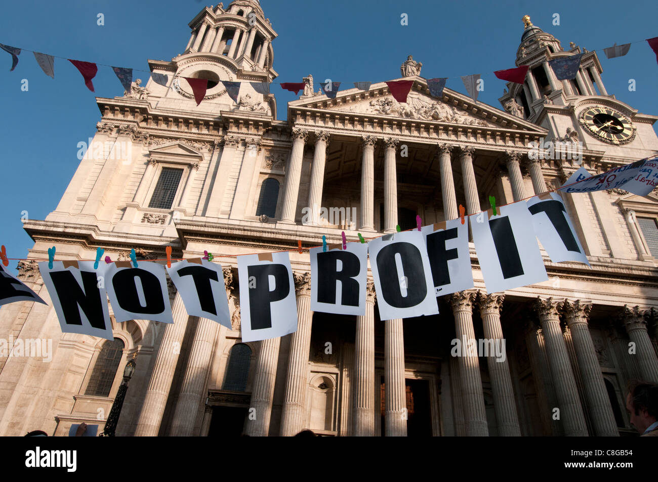 Occupare Londra il 23 ottobre 2011. La Cattedrale di St Paul. Parte di un banner di fronte alla cattedrale dicendo "non profit". Foto Stock