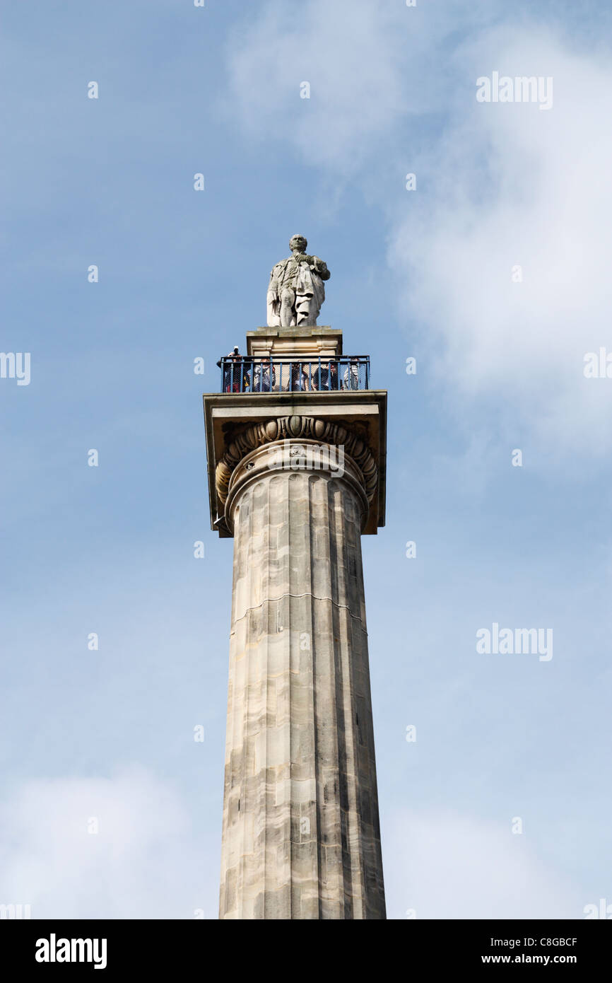 I turisti sulla piattaforma di osservazione sul grigio monumento. Newcastle Upon Tyne, England, Regno Unito Foto Stock