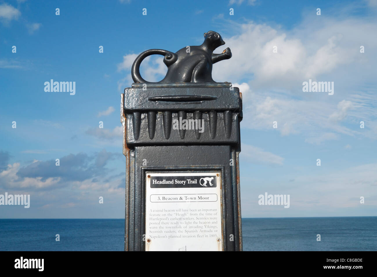 Informazioni post raffigurante la scimmia sulla capezzagna sentiero costiero a Hartlepool, North East England, Regno Unito Foto Stock