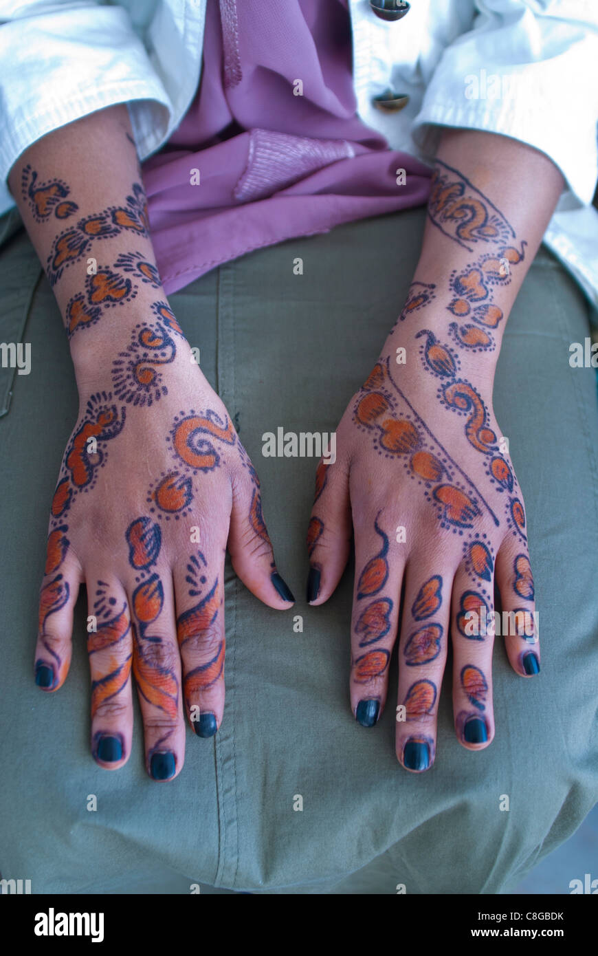 Donna somala le mani coperte di henna tattoos, Addis Abeba, Etiopia Foto Stock
