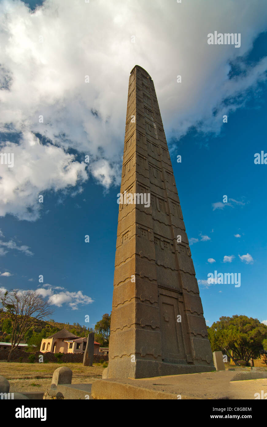 Re Ezana Stele dell è l'obelisco centrale ancora in piedi nel nord della stele Park, Axum, Etiopia Foto Stock