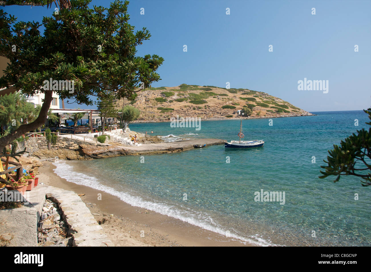 Spiaggia idilliaca e taverna di scena a Mochlos, nel nord-est di Creta Foto Stock