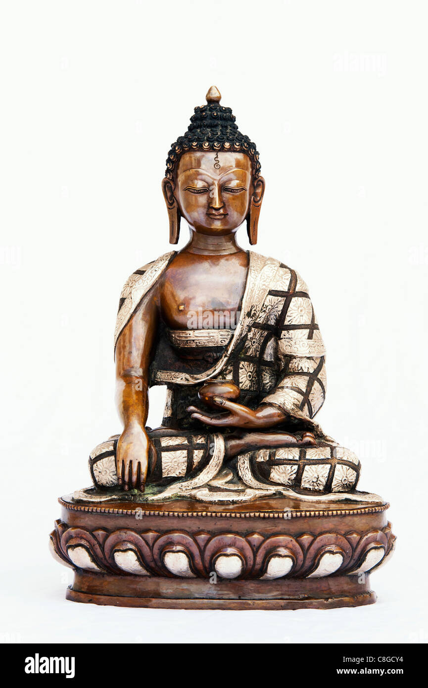 Statua di Buddha su sfondo bianco Foto Stock