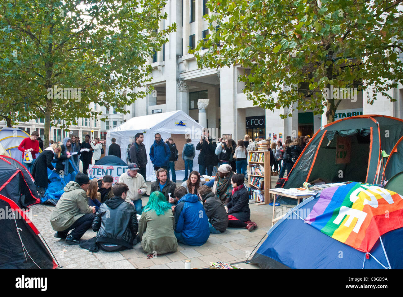 Occupare Londra LSX. St Pauls occupazione, contestatori siedono fra le tende al di fuori del "tent city university " tenendo una discussione. Foto Stock