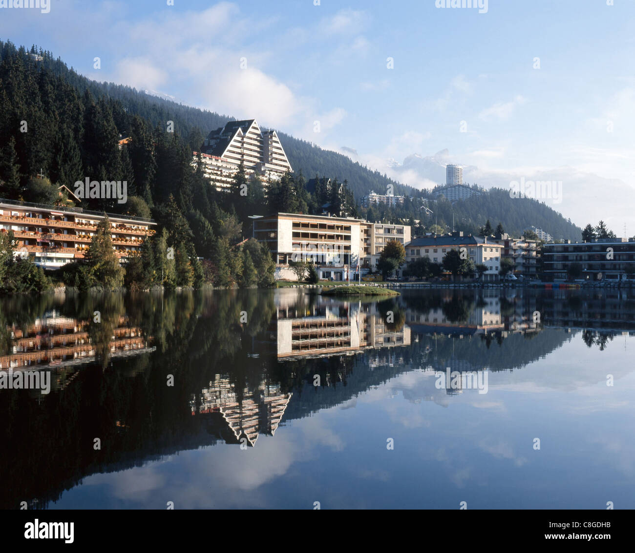 La Svizzera, Europa, Vallese, Crans Montana, turismo, Lac Grenon, lago, estate, hotel, legno, foresta, riflessione Foto Stock