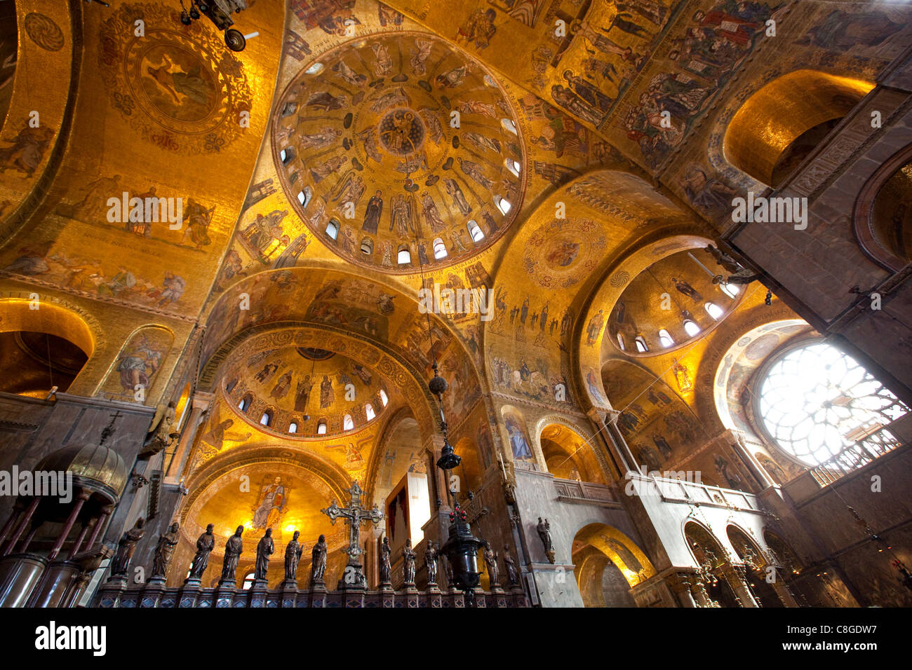 Mosaici in oro su le volte a cupola della Basilica di San Marco a Venezia, Sito Patrimonio Mondiale dell'UNESCO, Veneto, Italia Foto Stock