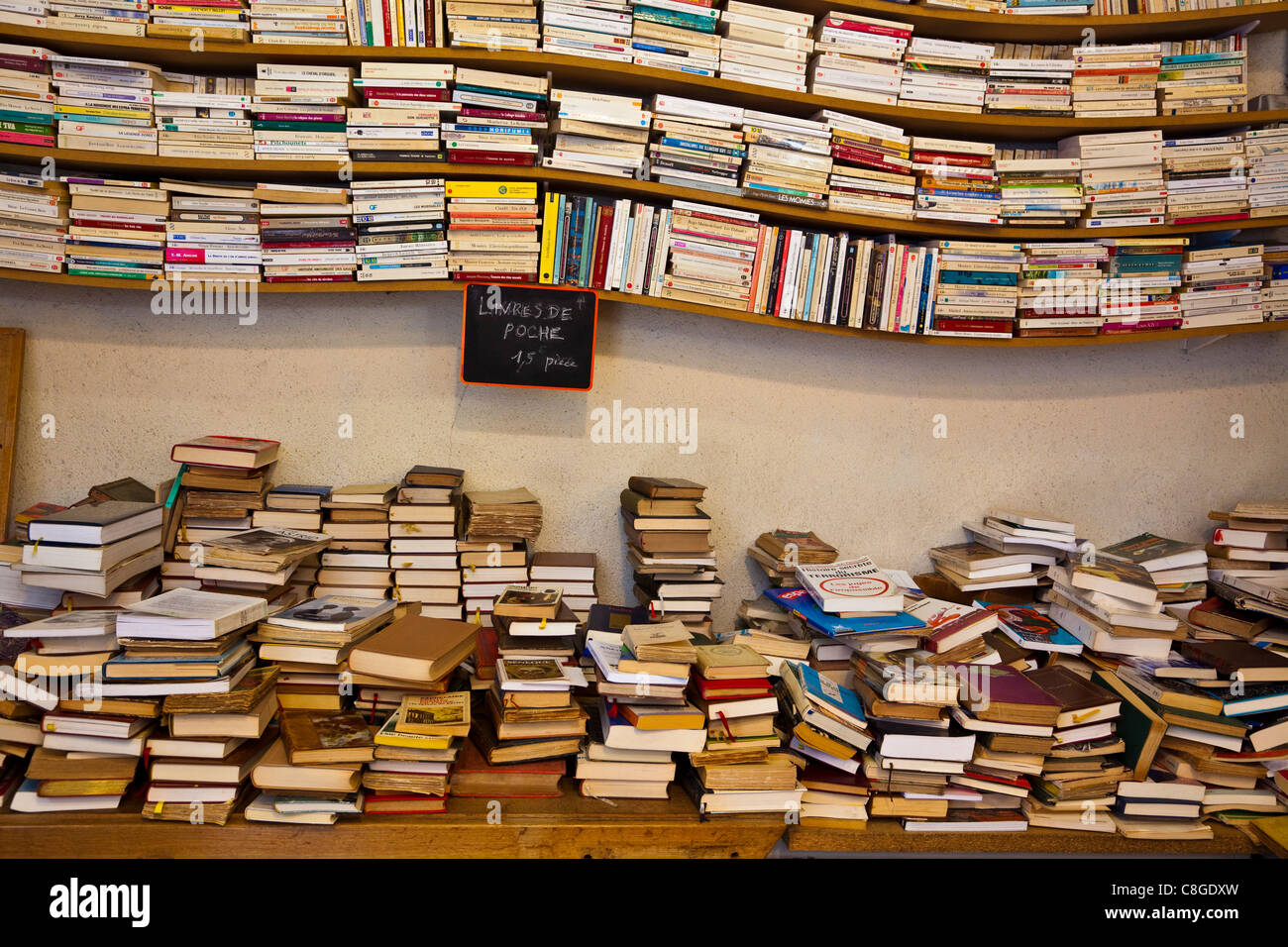Libri per la vendita, Les Puces de Saint-Ouen mercatino delle pulci, Porte de Clignancourt, Parigi, Francia Foto Stock