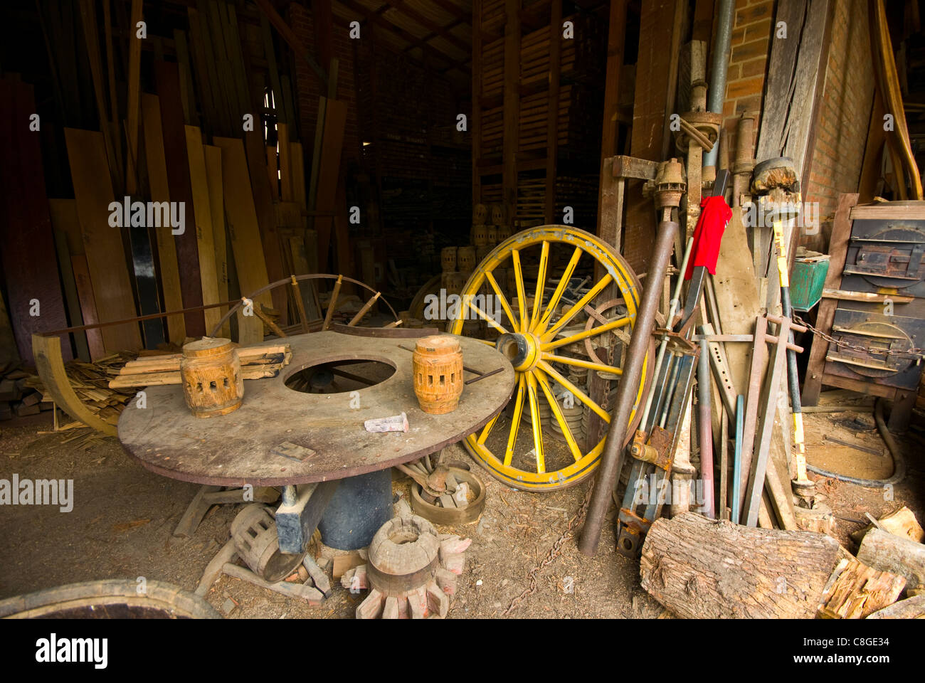 Un workshop per la costruzione del mozzo centrale di stagecoach ruote. Foto Stock