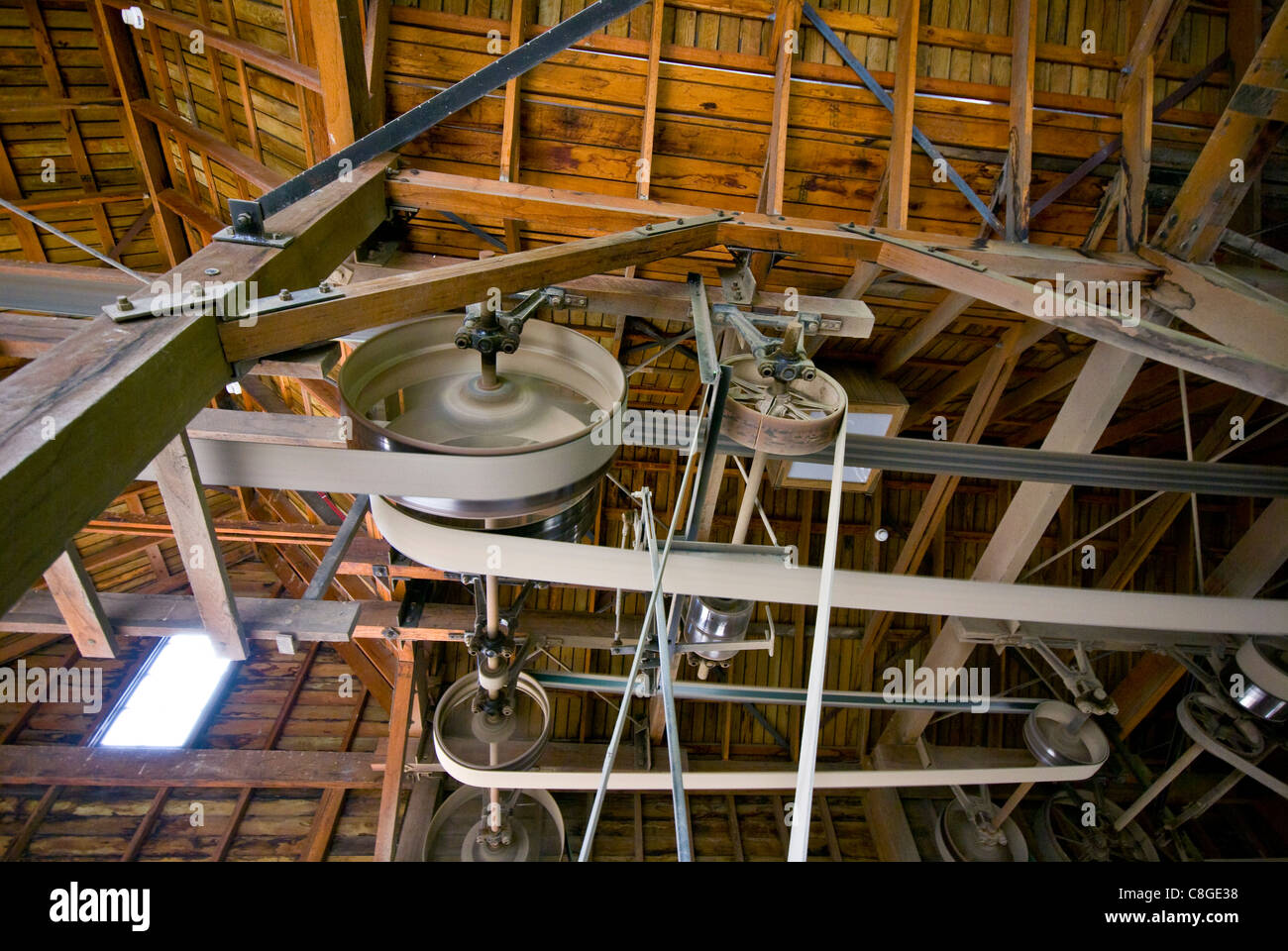 Cinghie di grandi dimensioni su pulegge di rinvio su un wheelwright della pianta throating macchina. Foto Stock