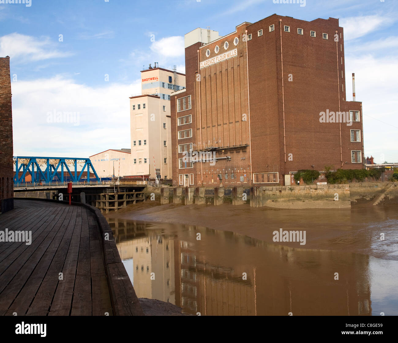 Drypool bridge e edifici industriali dal fiume di Hull, Hull, Yorkshire, Inghilterra Foto Stock