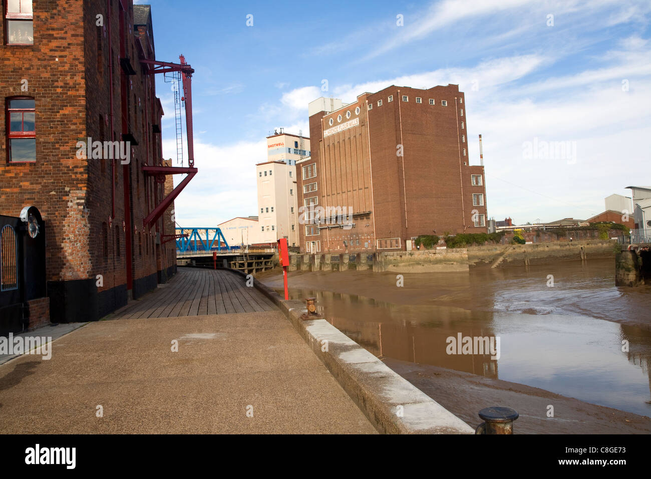 Edifici industriali dal fiume di Hull, Hull, Yorkshire, Inghilterra Foto Stock