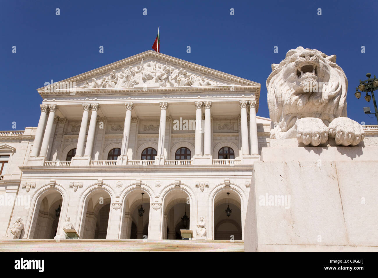 Una statua di lion custodisce il palazzo di Sao Bento, costruita nel 1834, la sede del parlamento portoghese a Lisbona, Portogallo Foto Stock