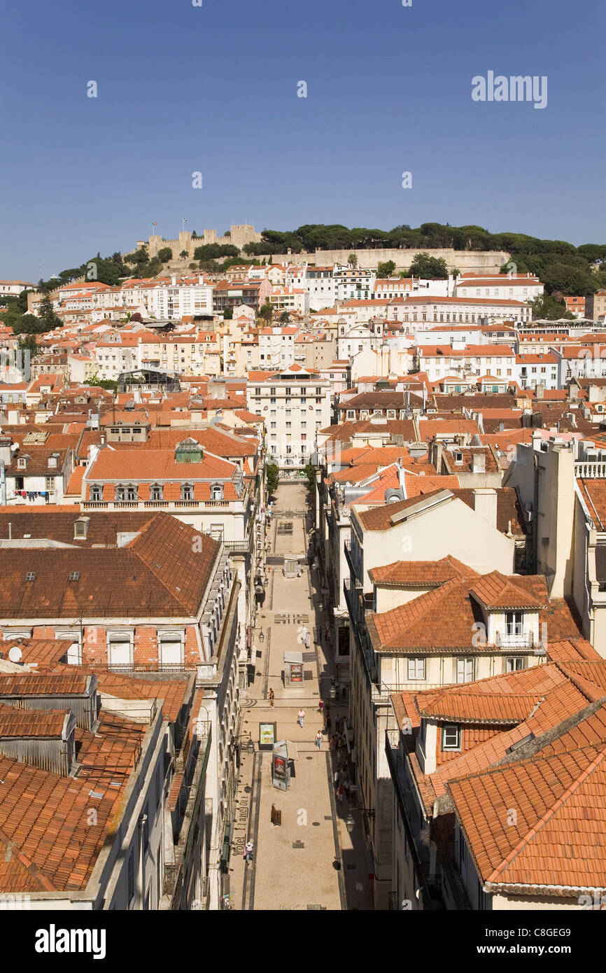 I tetti di tegole del centrale quartiere Baixa corrono verso il Castello di San Giorgio (Castelo Sao Jorge, Lisbona, Portogallo Foto Stock