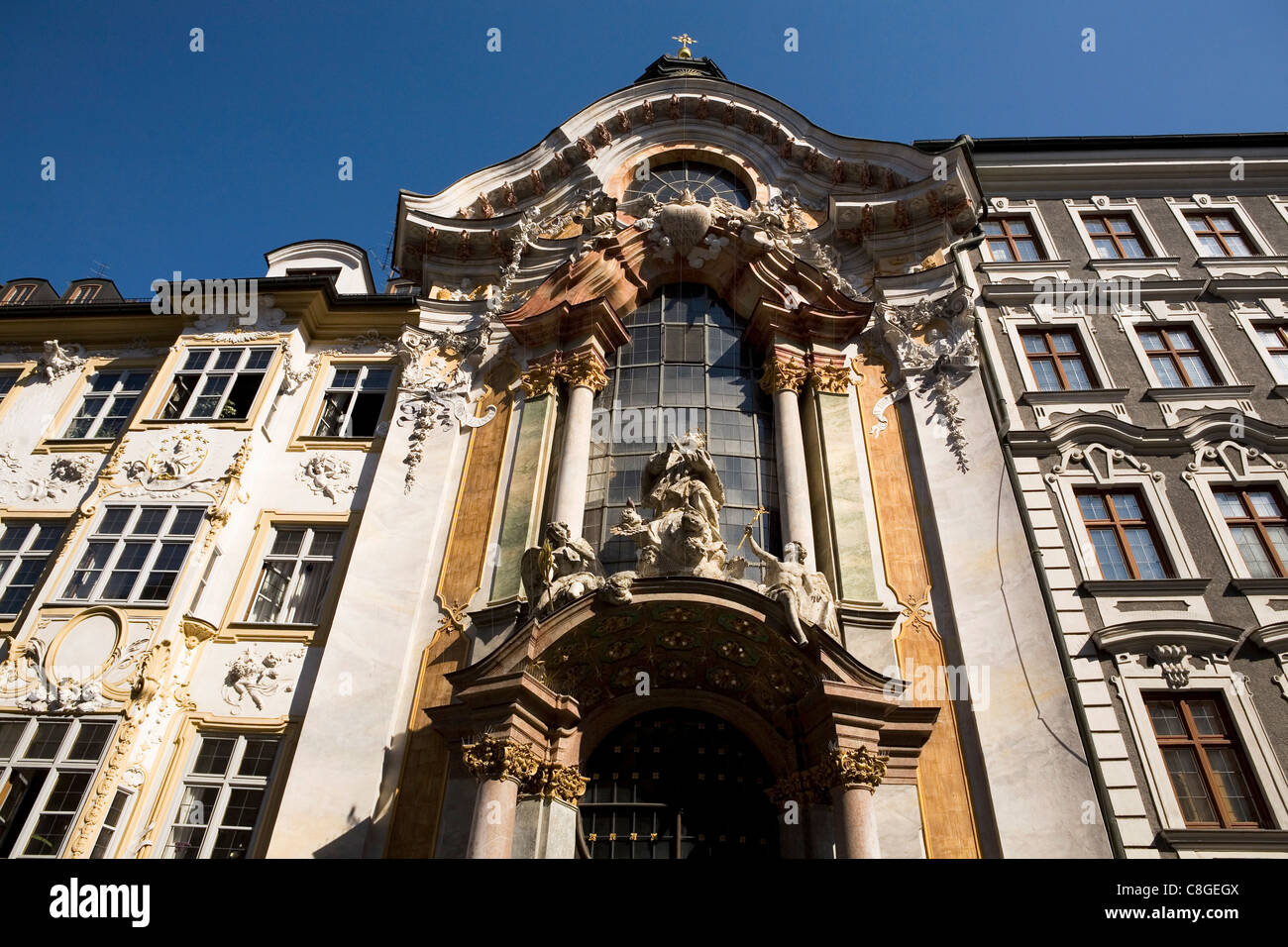 Gli ornati in stile barocco Asam Kirche (St. Johann Nepomuk Chiesa) in Sendlinger Strasse a Monaco di Baviera, Germania Foto Stock