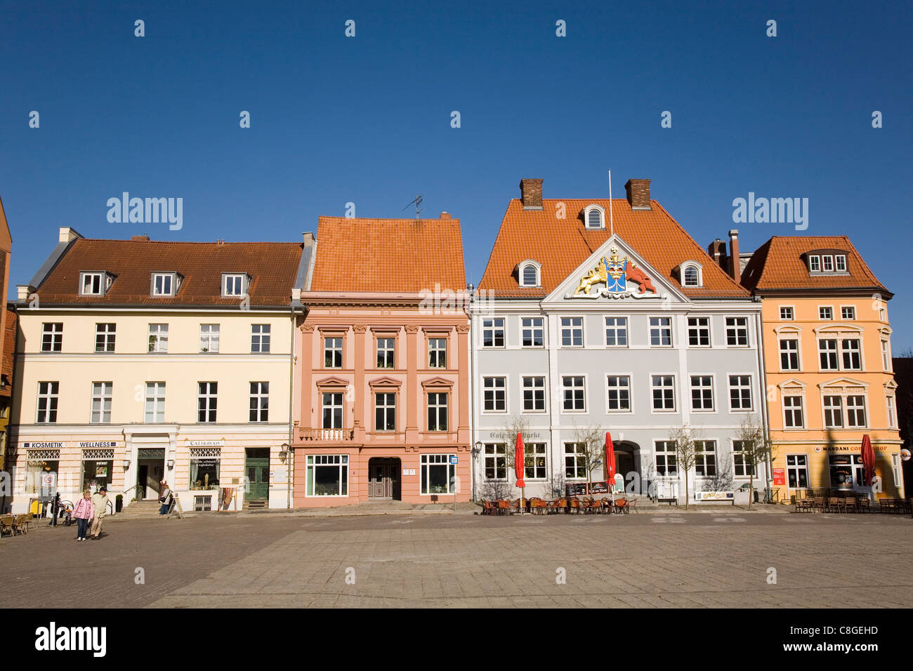 Edifici storici sulla Piazza del Mercato Vecchio (Alter Markt) in Stralsund, Meclenburgo-Pomerania Occidentale, Germania Foto Stock