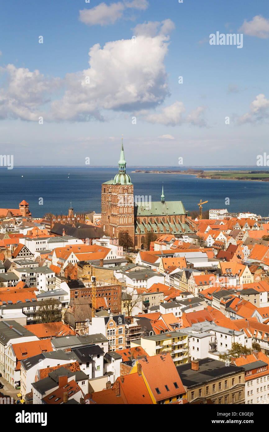 I tetti della città, Stralsund, Sito Patrimonio Mondiale dell'UNESCO, Meclenburgo-Pomerania Occidentale, Germania Foto Stock