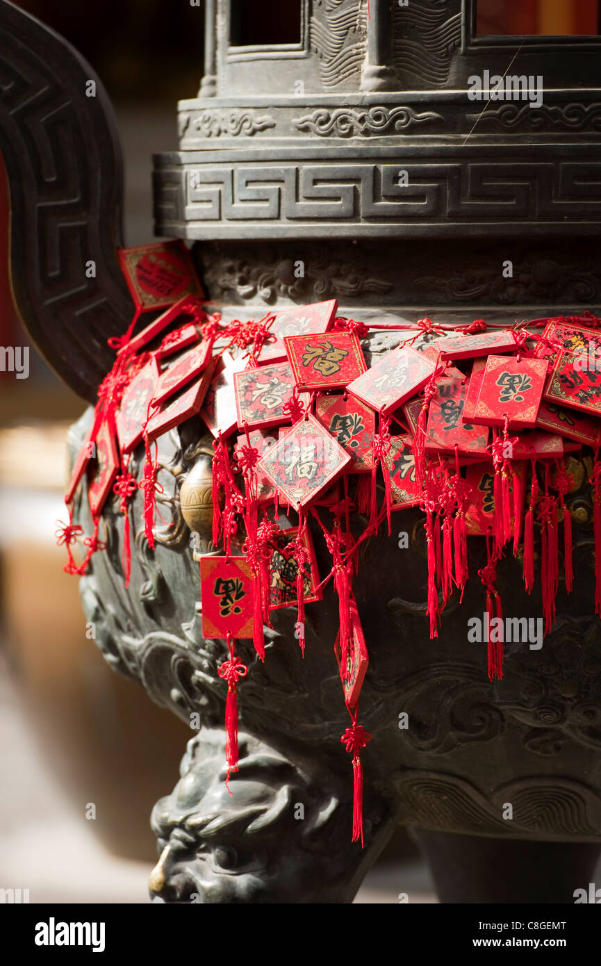 I caratteri cinesi su un bronzo incensiere, hall del Re celeste, il Parco Beihai, Xicheng District, Pechino, Cina Foto Stock
