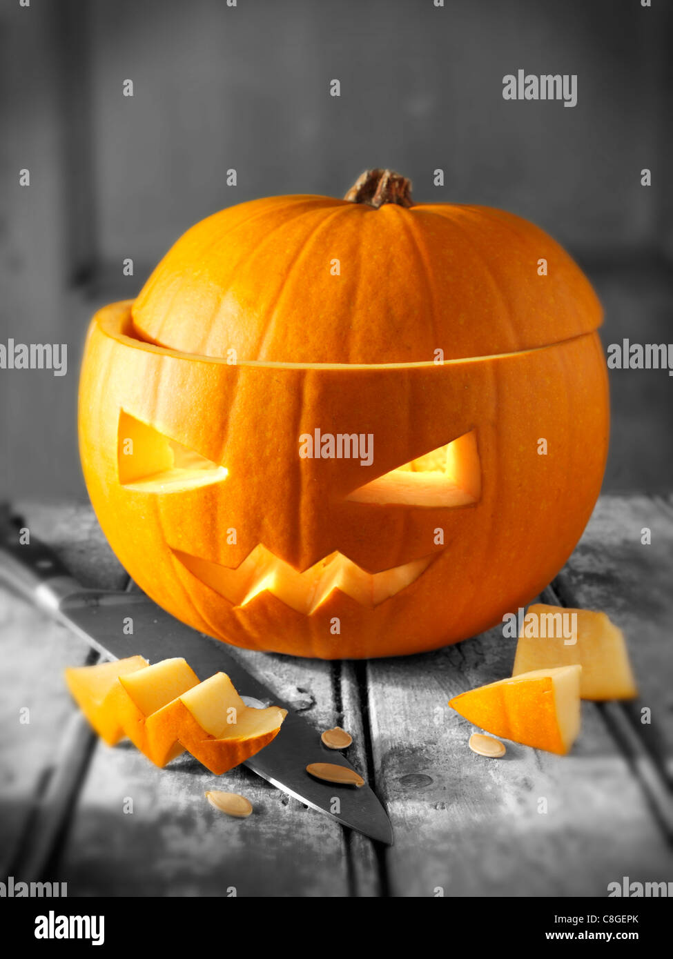 La zucca con un tradizionale Halloween volto scolpito Foto Stock