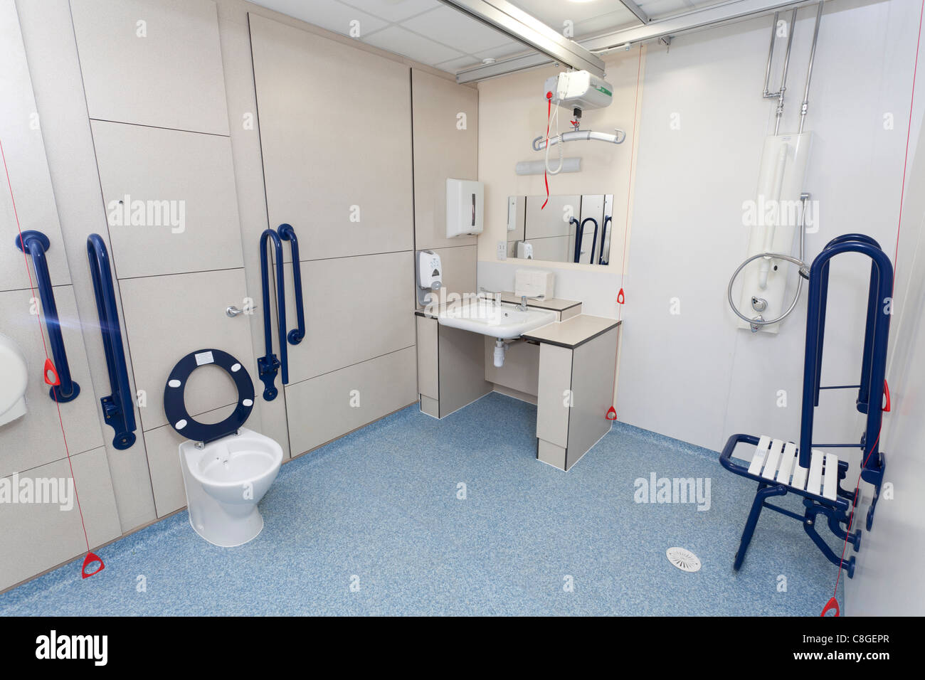 Le stanze da bagno assistito per pazienti colpiti da ictus presso il Royal Hospital di Bournemouth Stroke Unit Foto Stock