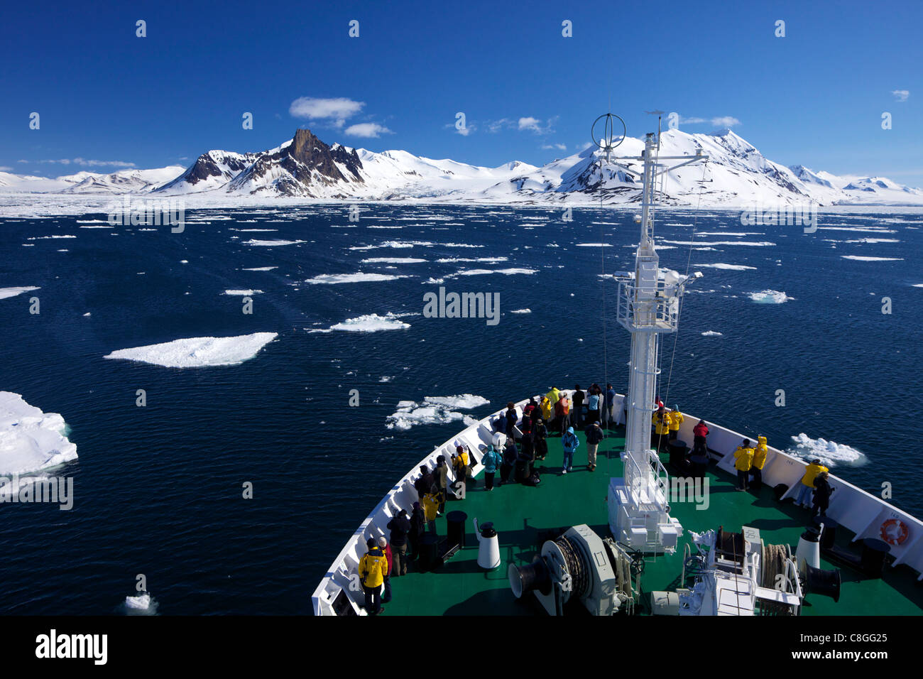 Expedition nave da crociera nel fiordo Hornesund in estate il sole, Spitzbergen, Svalbard, Arctic Norvegia e Scandinavia Foto Stock