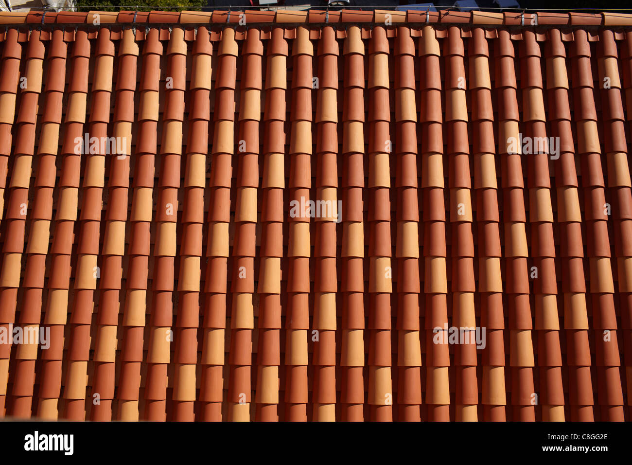 Orange tegole del tetto su una casa croata Foto Stock