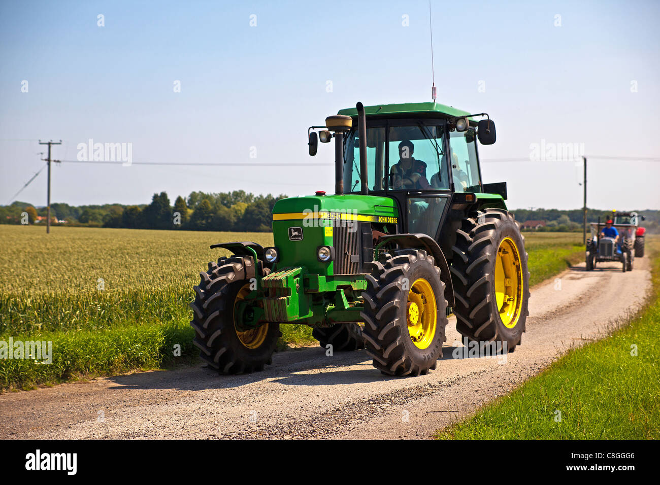 Trattore in moto attraverso il Lincolnshire Wolds Foto Stock