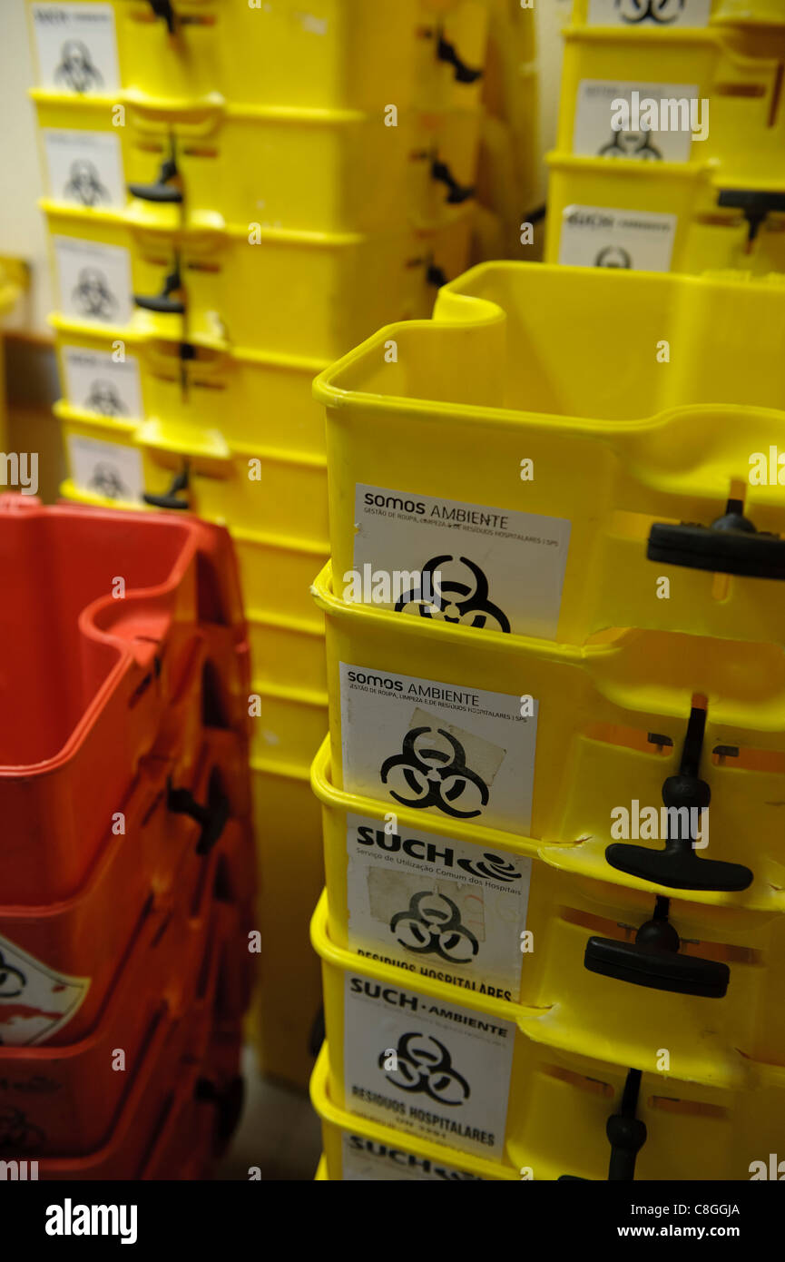 Per rifiuti a rischio biologico contenitori di smaltimento in ospedale Foto Stock