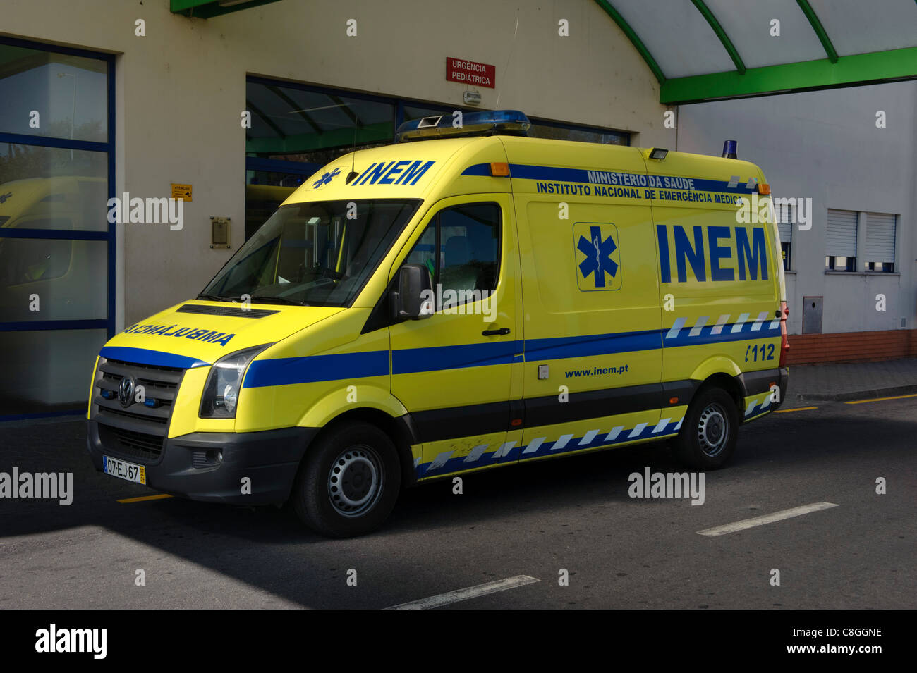 Il portoghese INEM ambulanza ospedale in entrata Foto Stock
